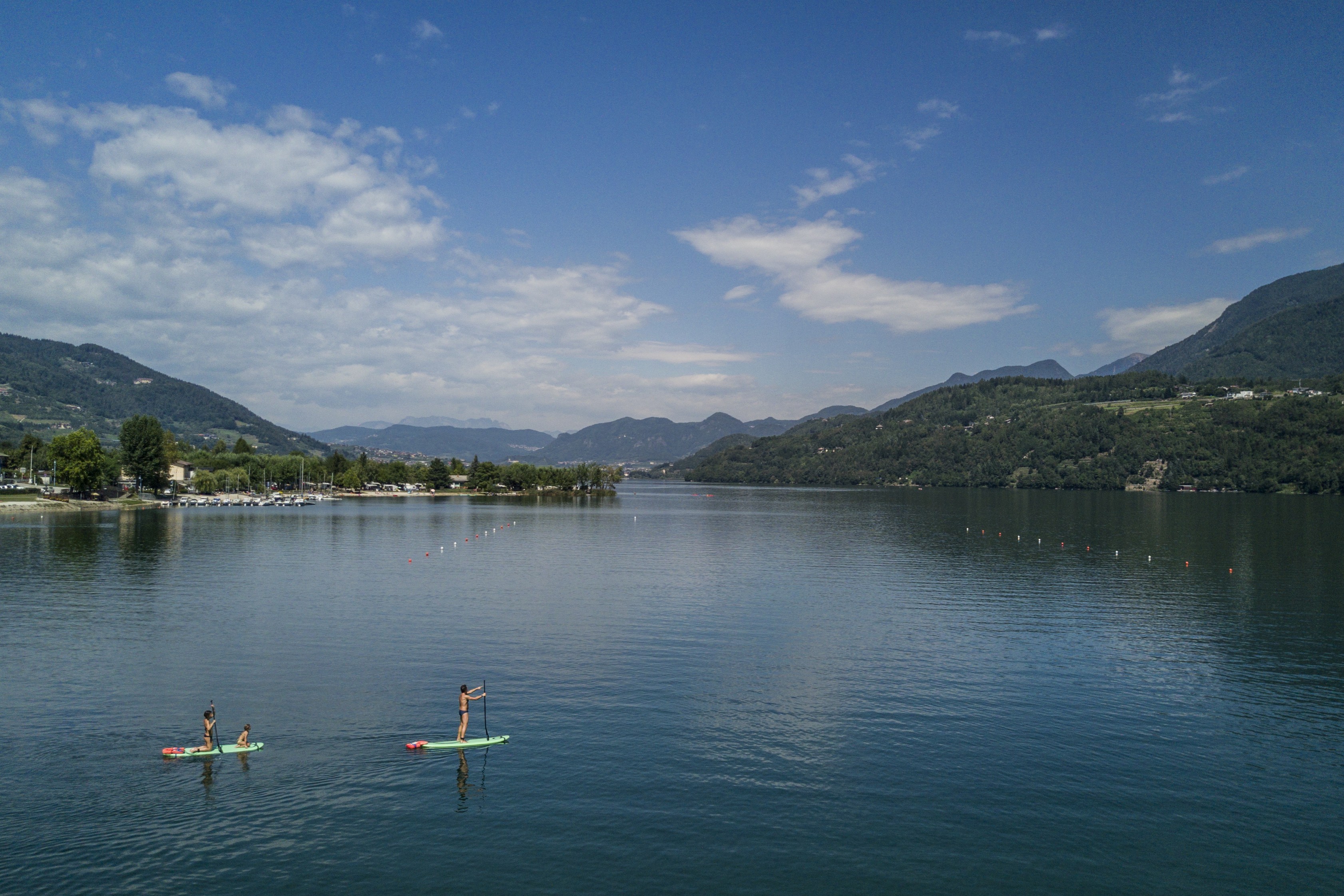 Vista panoramica del lago di Caldonazzo con tavole SUP sull'acqua