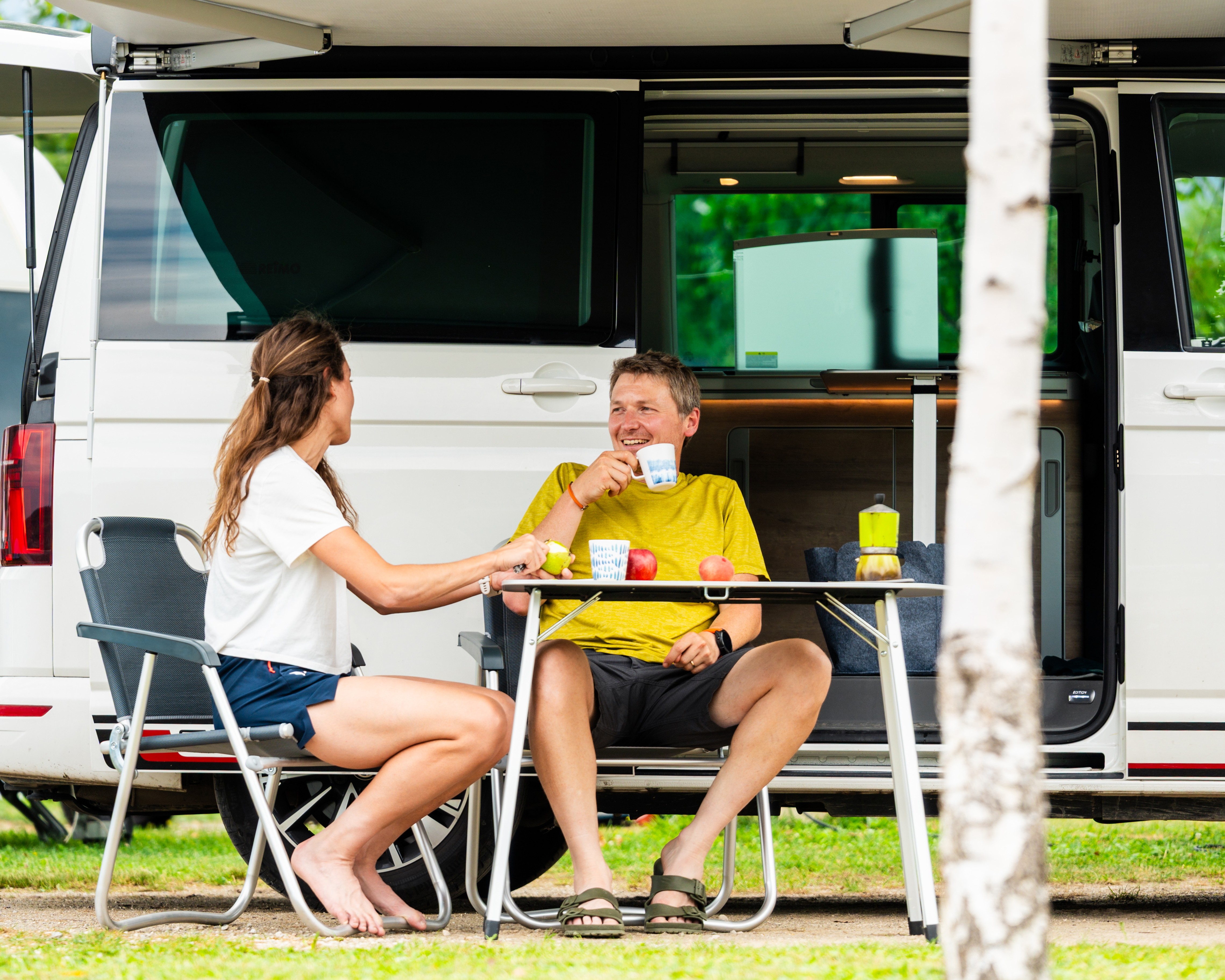 Camper parcheggiato sul lungolago di Caldonazzo in Valsugana. 