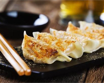 Laboratorio di cucina giapponese: Gyoza con riso e insalata
